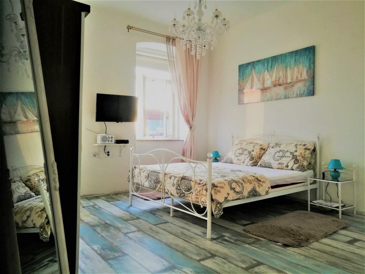 Main Square Apartments Pula Extérieur photo